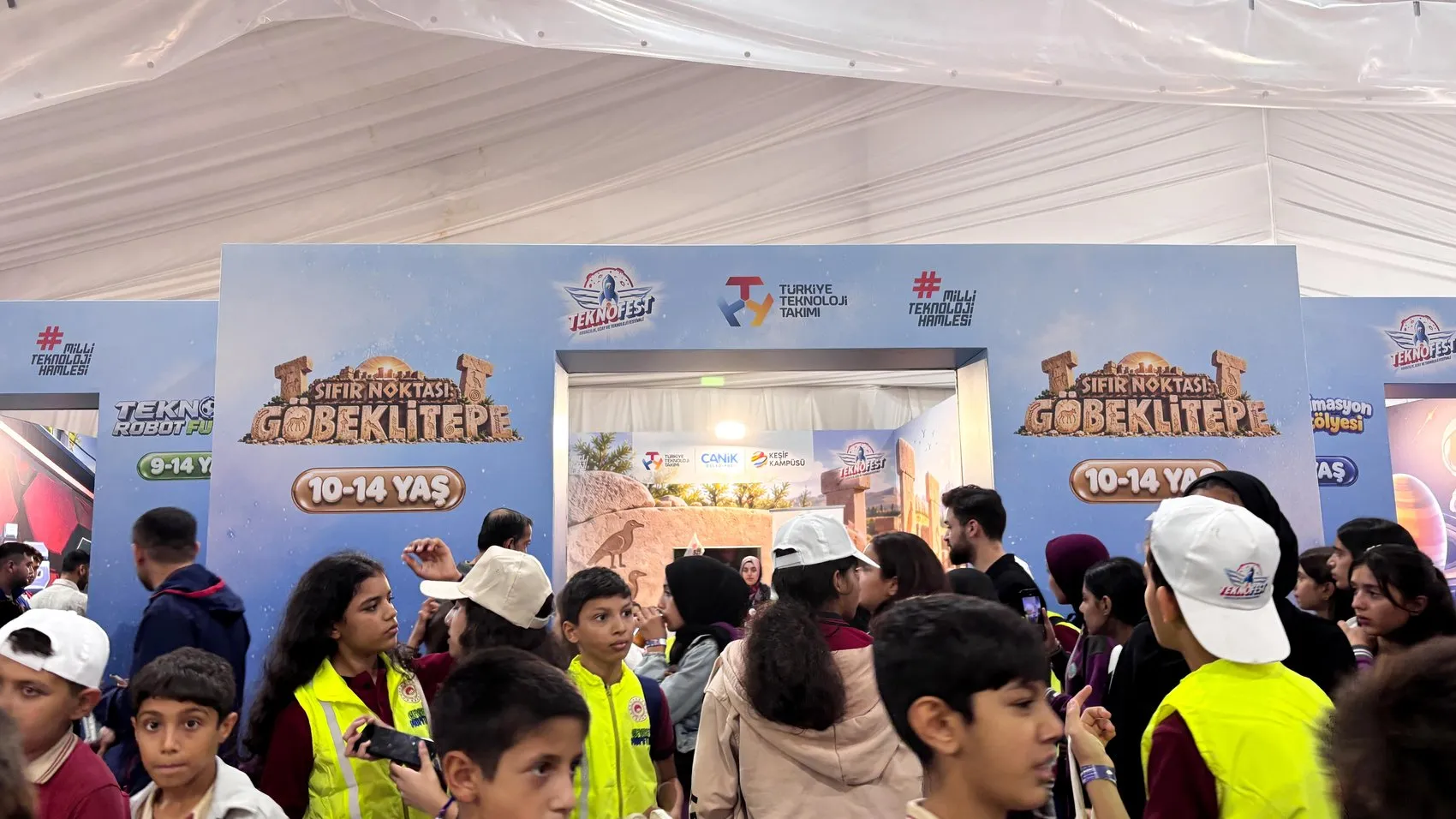 Puşi takıp dans eden insansı robot: Şanlıurfa sokaklarında şaşkınlık yarattı