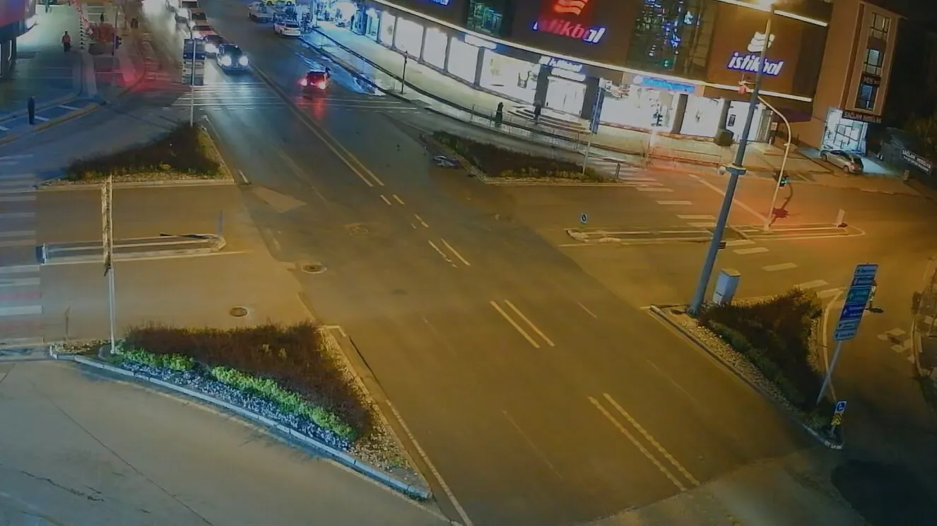 Düzce'de dehşet anları: Çarpışmanın şiddetiyle otomobilin içine uçtu