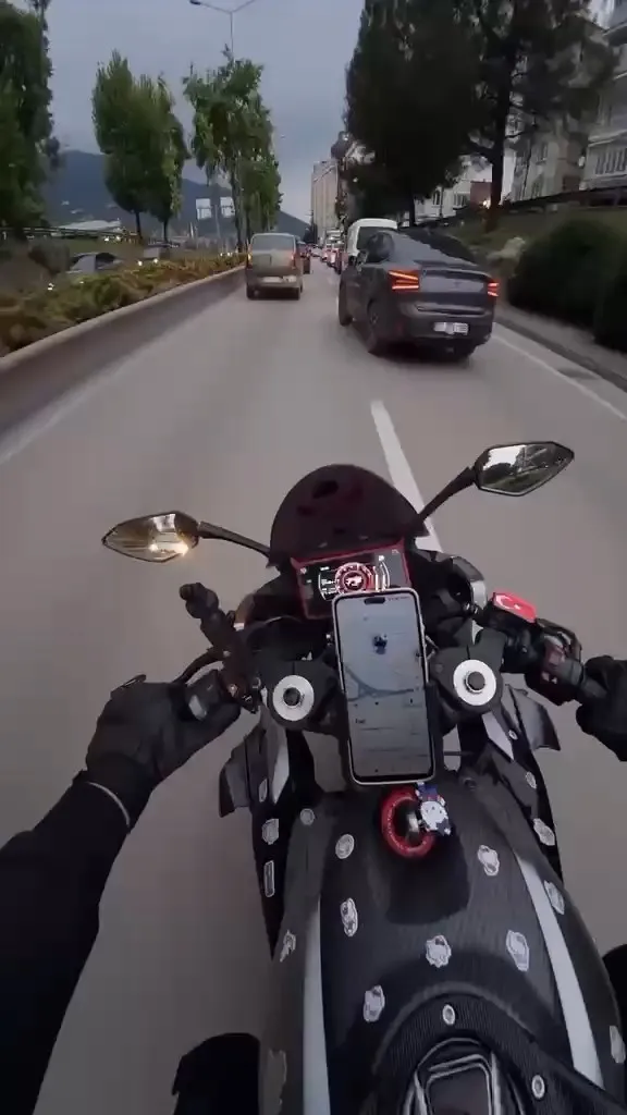 Kask kamerası saniye saniye kaydetti: Sinyalsiz şerit değişimi kazayı tetikledi