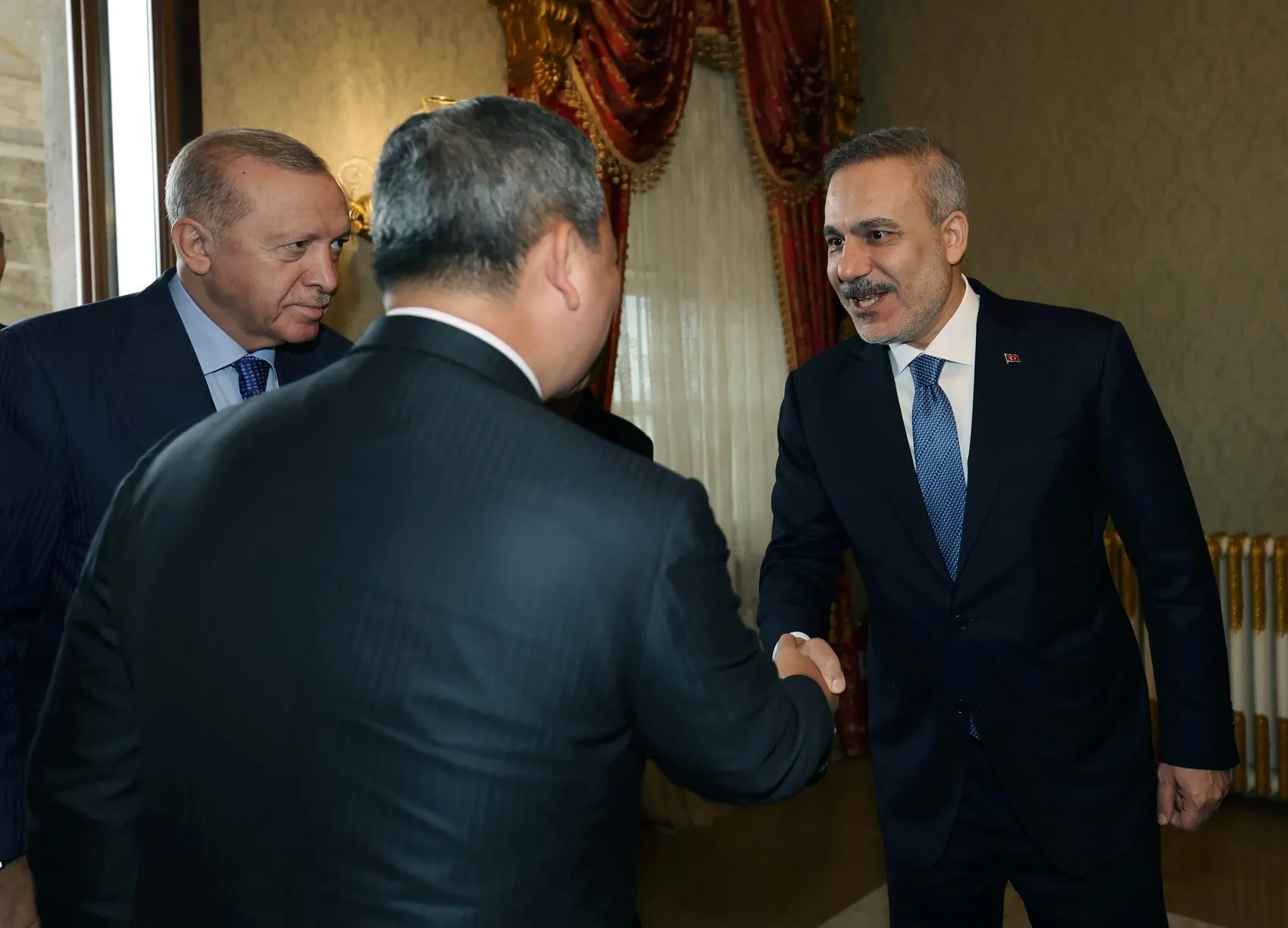 Dolmabahçe'de kritik diplomasi trafiği: Erdoğan ve Manet bir araya geldi
