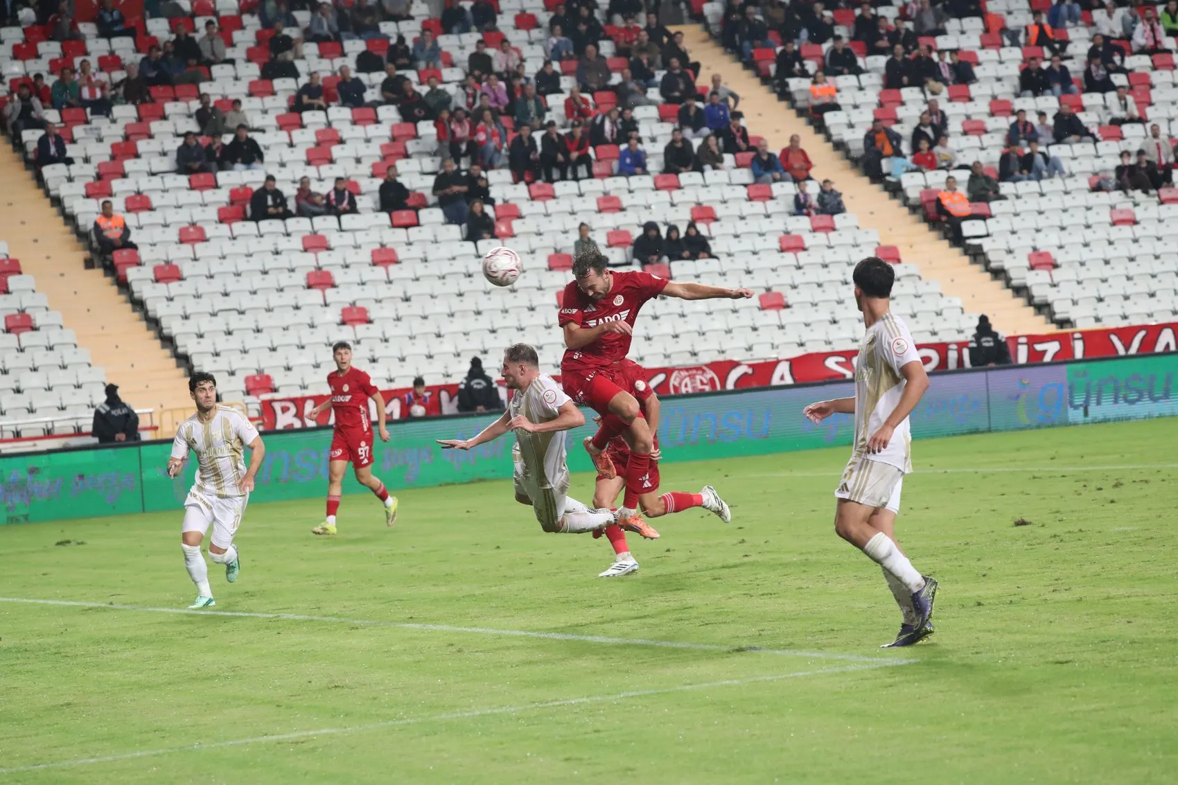 Lider Kayserispor Antalya deplasmanında gol olup yağdı