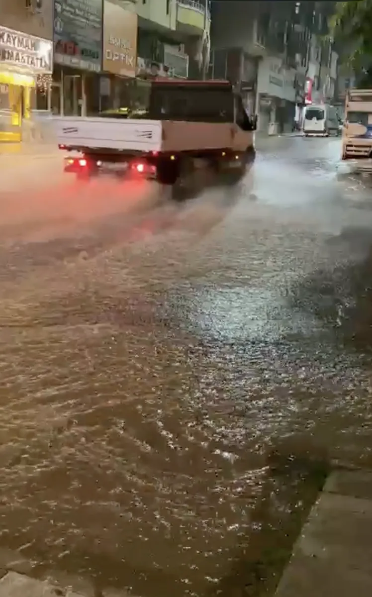Elazığ'da gökyüzü aydınlandı, cadde ve sokaklar sular altında kaldı