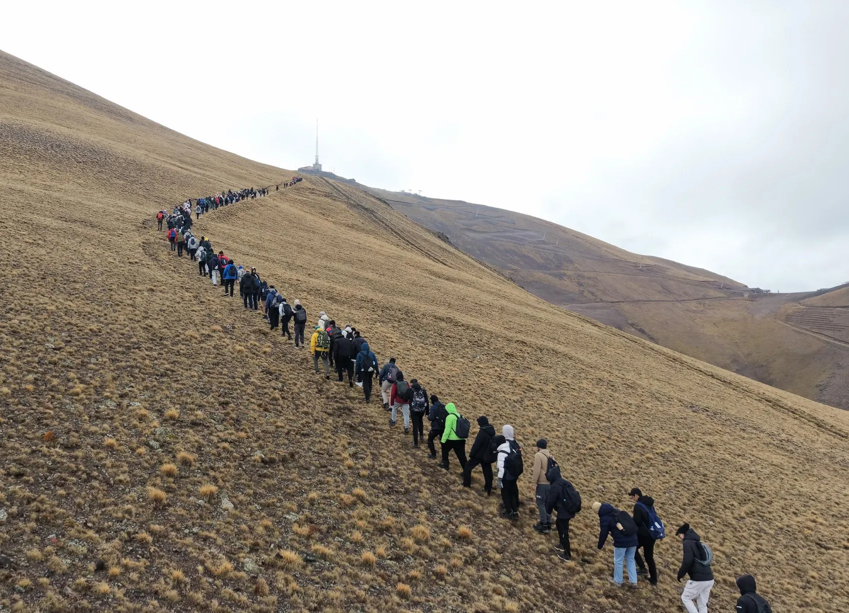 Palandöken'in zirvesinde 103 yıllık gurur: Gençler Cumhuriyet için tırmandı