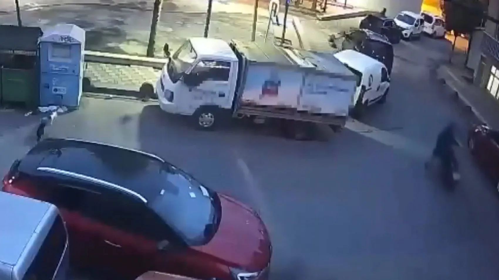 Esenler'de motosiklet hırsızlarına suçüstü: Güvenlik kameraları her şeyi kaydetti