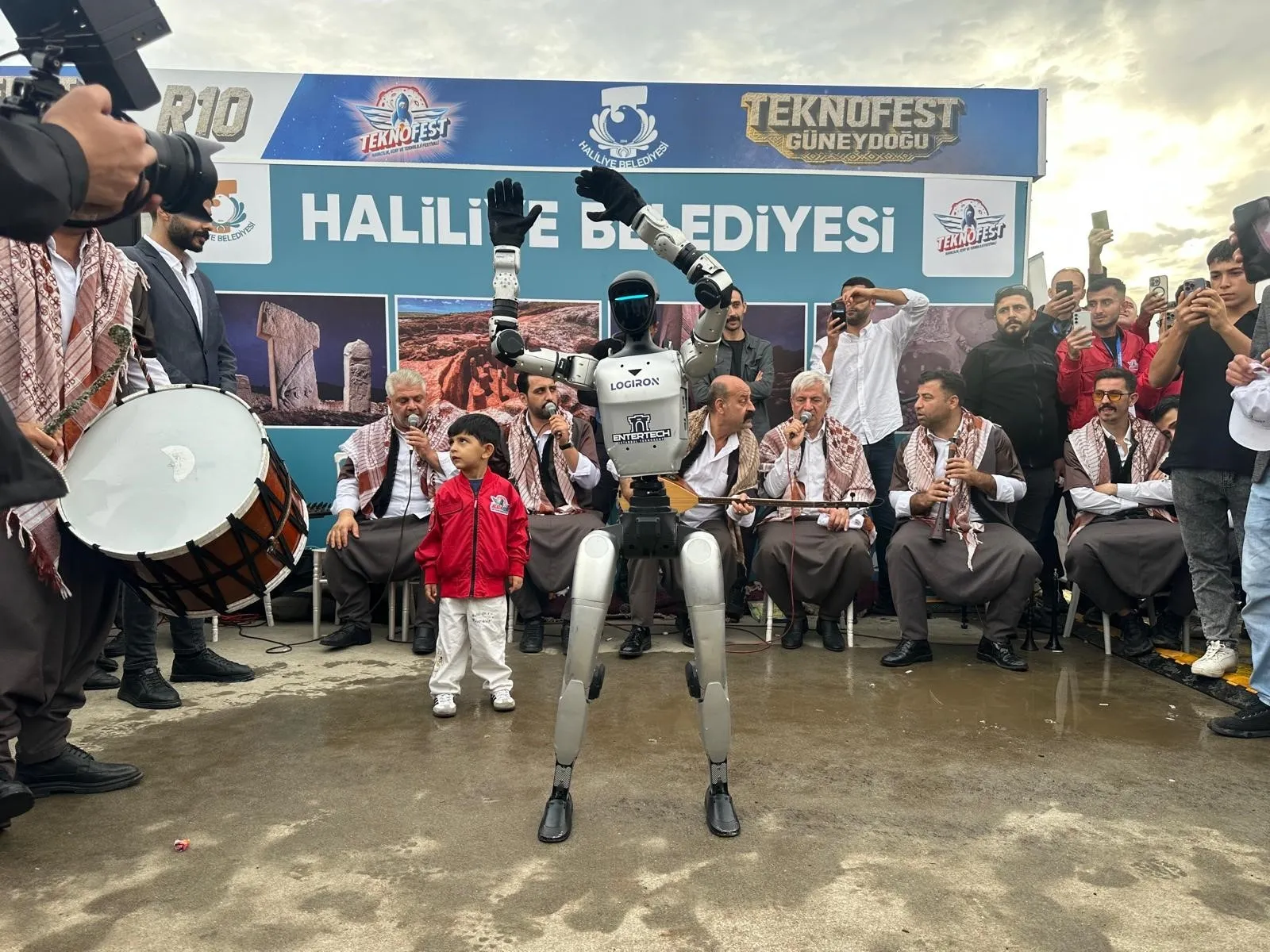 Şanlıurfa'da teknoloji ve gelenek buluştu: Robot davul zurna eşliğinde göbek attı