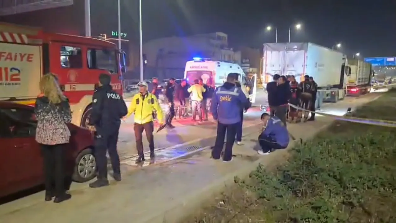 Bandırma'da geceyi karartan kaza: Emniyet şeridindeki TIR'a çarpan motosikletli hayatını kaybetti