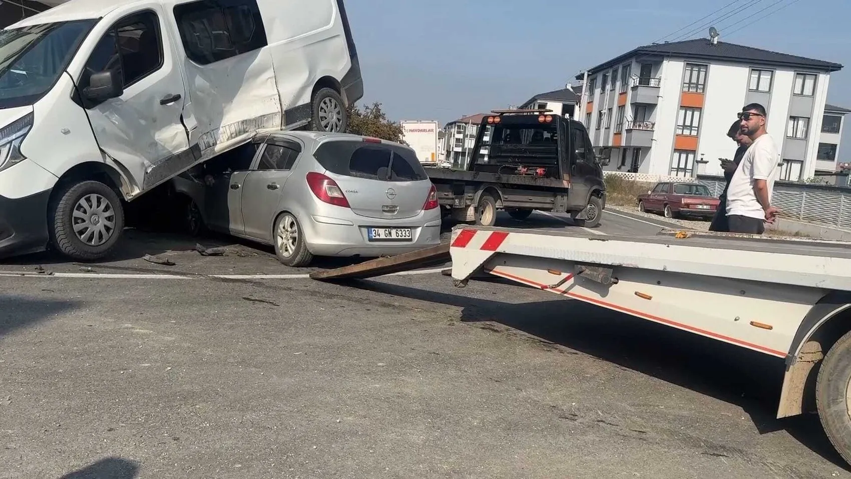 Düzce'de korku dolu anlar: Kavşaktaki çarpışma park halindeki aracı devirdi