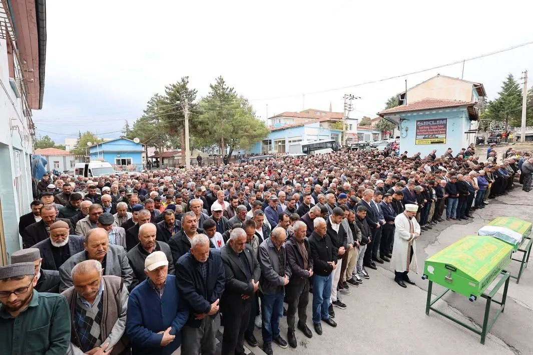 Niğde'de yürek yakan veda: İki kardeş aynı kazada hayata veda etti
