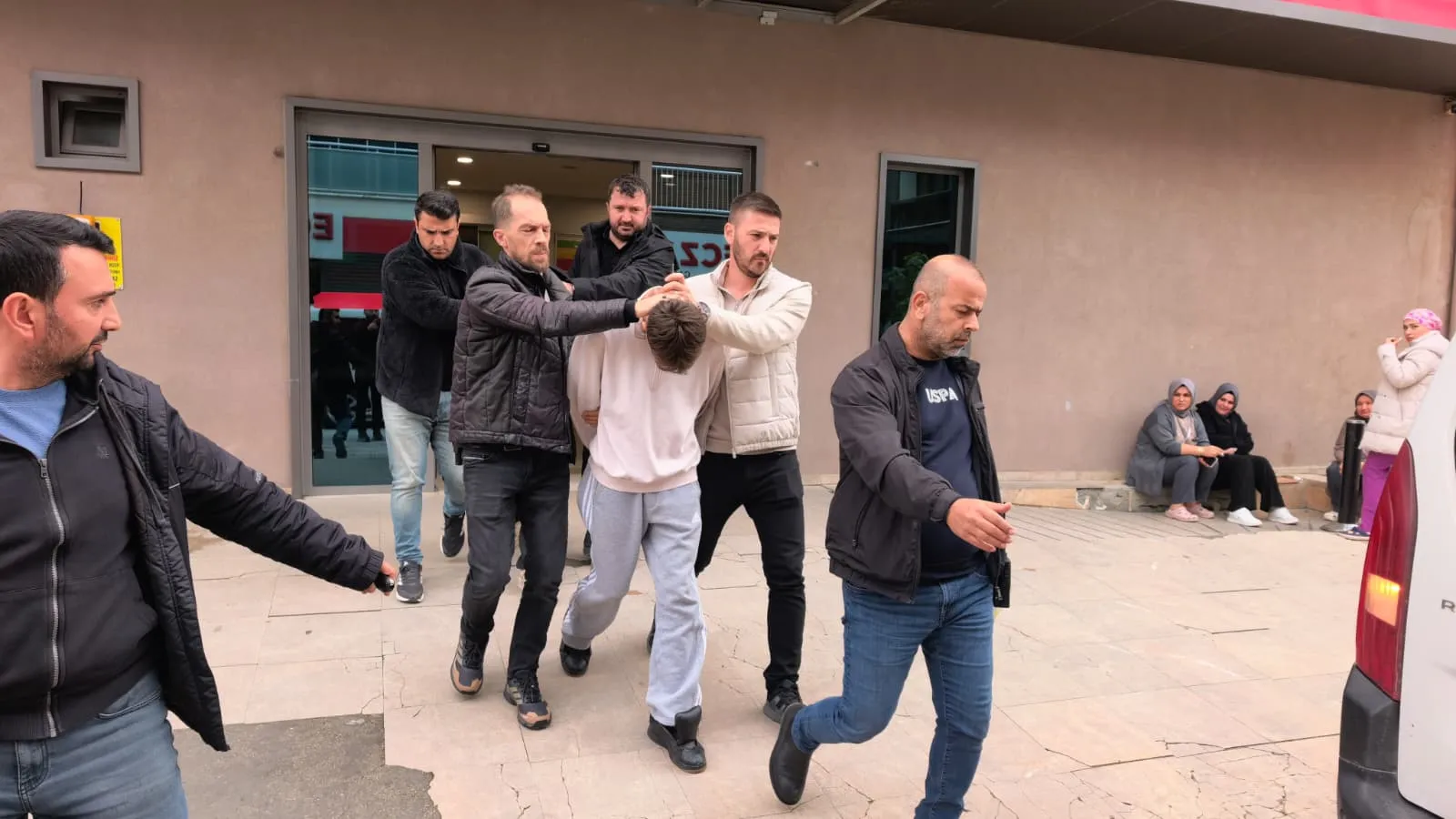 Hastaneye arkadaşlarının durumunu öğrenmeye gelmişti: Bıçaklı kavgada acı son