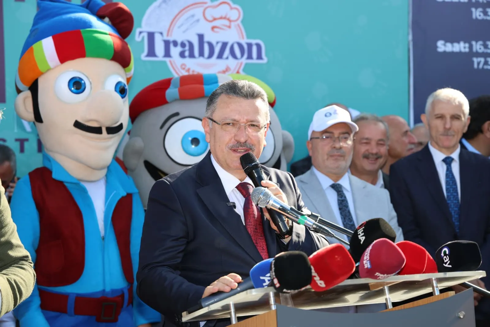 Trabzon'da devasa rekor: 1,5 tonluk kuymak vinçle gökyüzüne uzatıldı