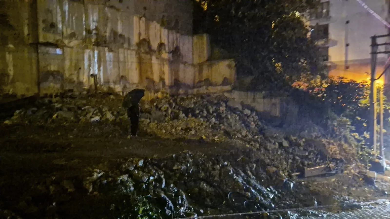 Zonguldak'ta sağanak felaketi: Boş bina büyük bir gürültüyle yerle bir oldu