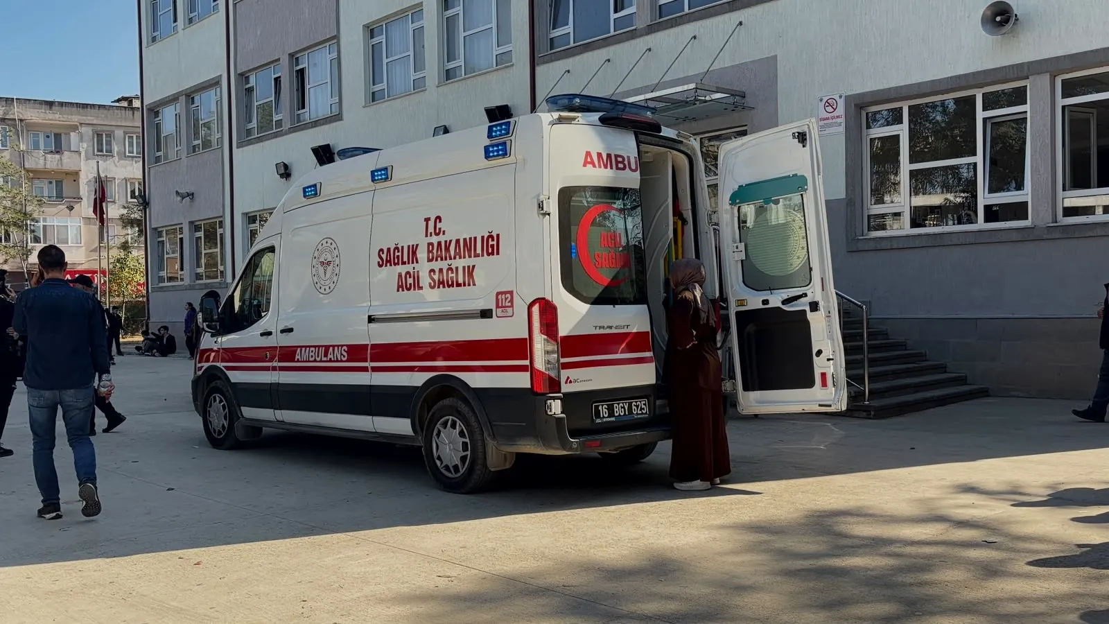 Bursa'daki okulda korku dolu anlar: 12 öğrenci hastanelik oldu