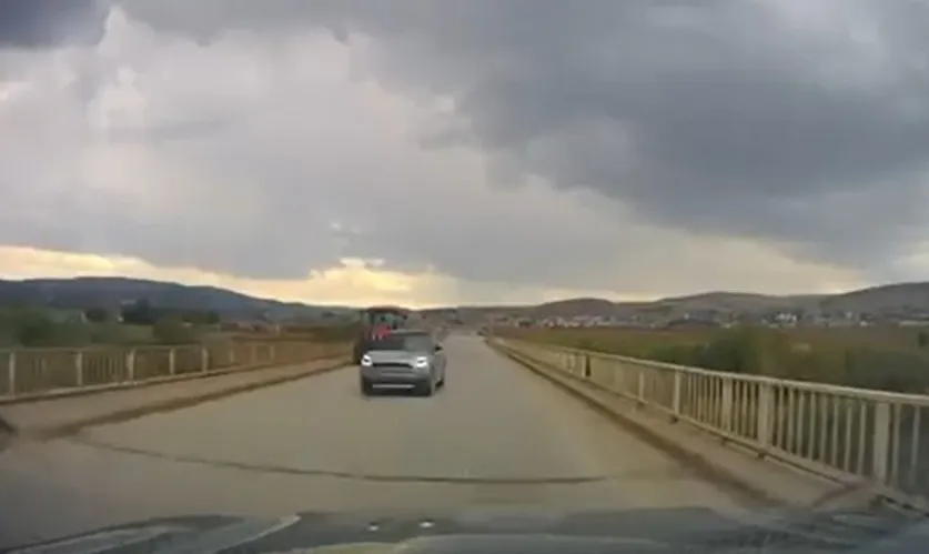 Sivas'ta köprü üzerinde saniyelerle gelen mucize: Hatalı sollama faciaya davetiye çıkardı