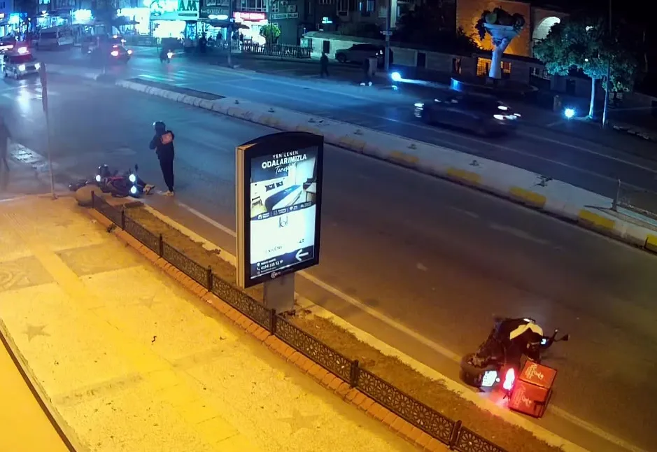 Edirne'de geceyi aydınlatan kaza: İki motosiklet yaya geçidinde çarpıştı