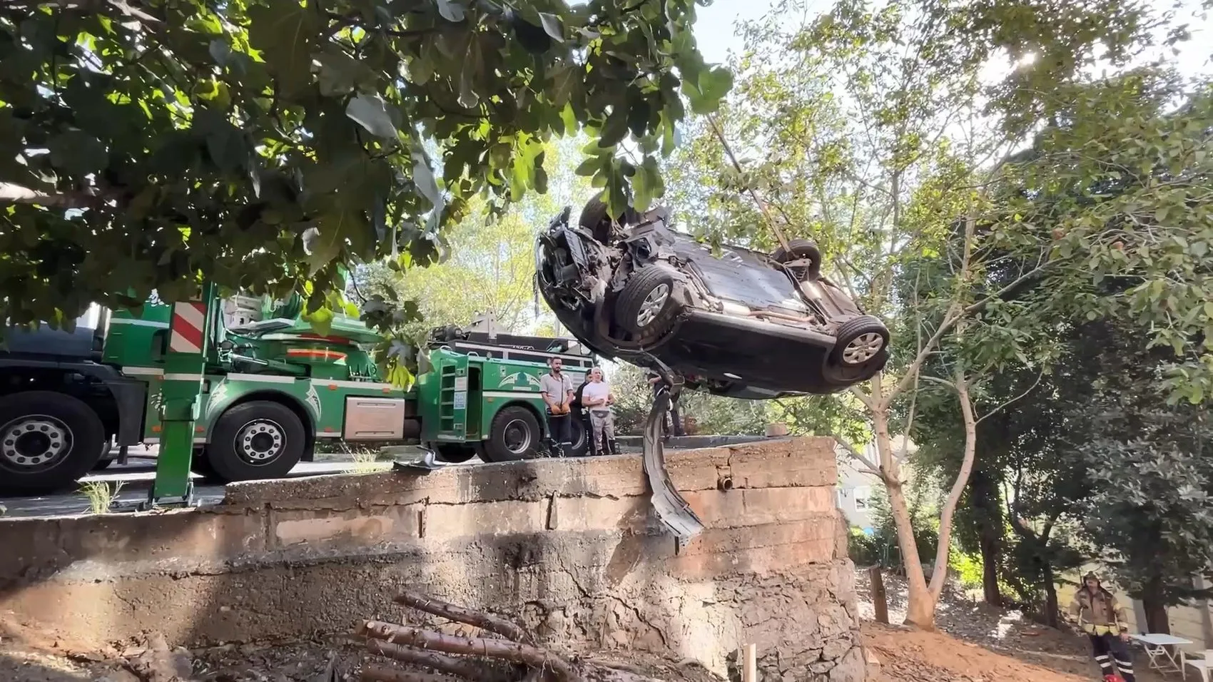 Levent'te korku dolu anlar: 79 yaşındaki sürücü park etmeye çalışırken bahçeye uçtu