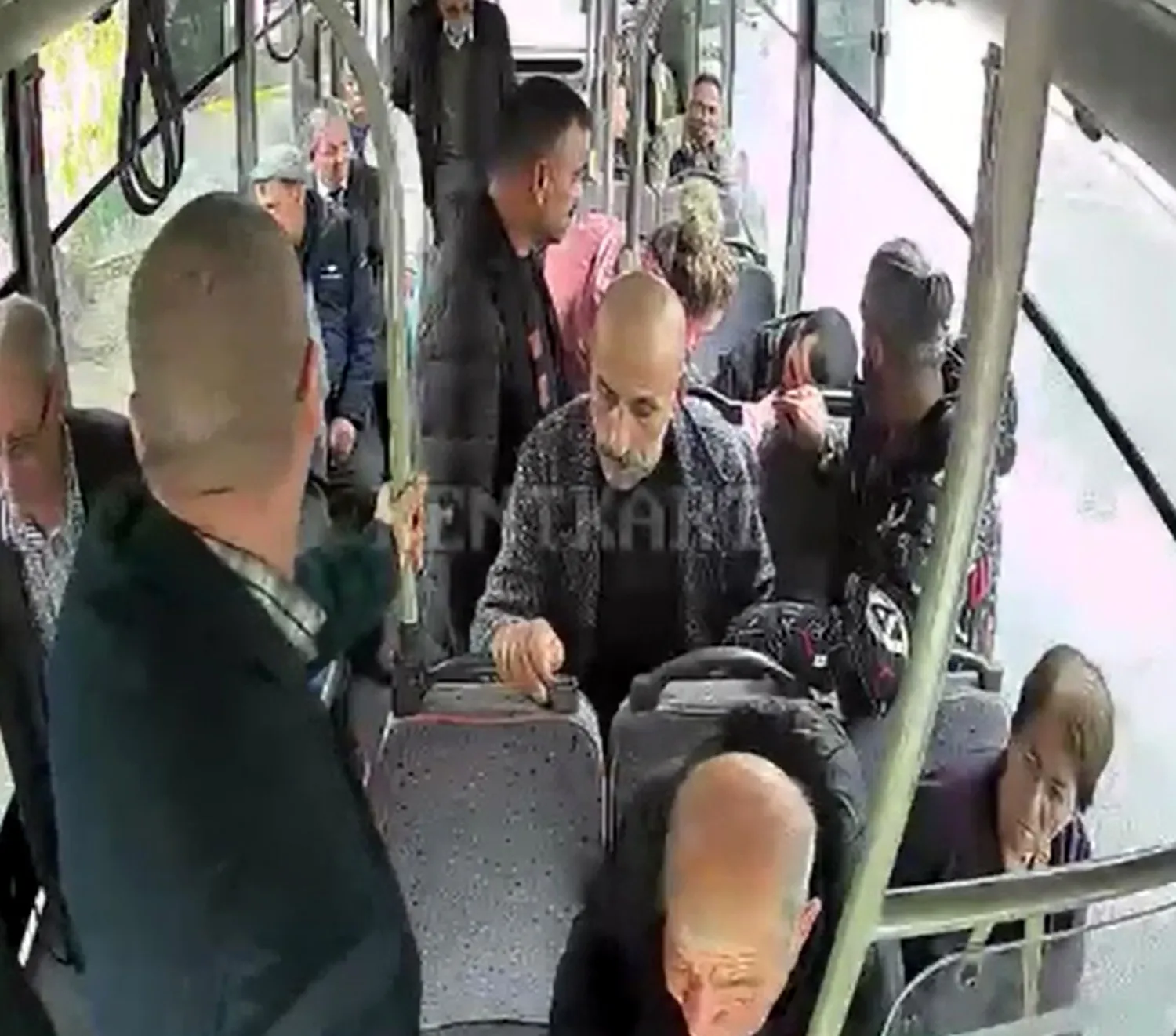 Edirne'de toplu taşımada panik anları: Şoförlerin soğukkanlı müdahalesi kamerada