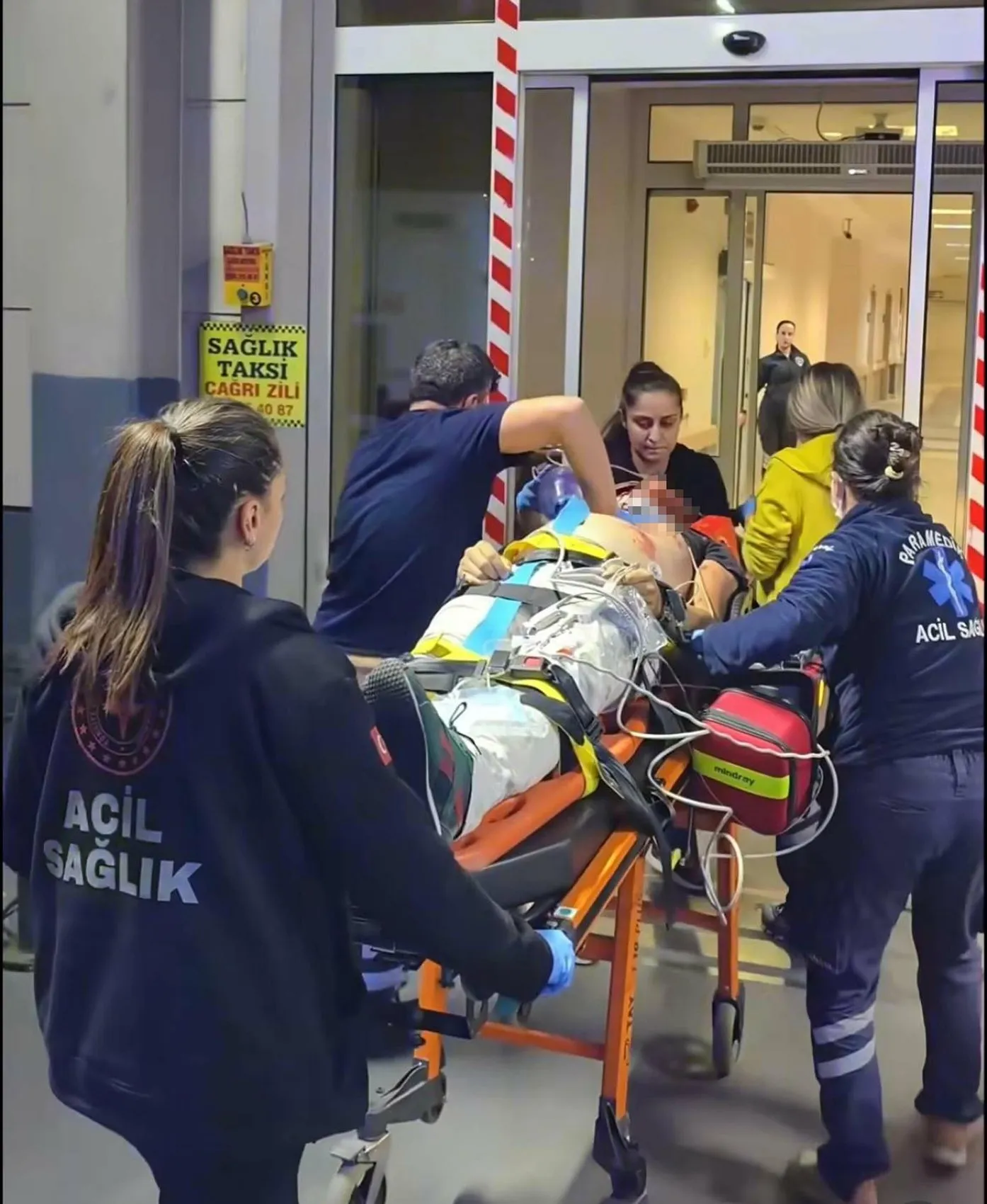 Nazilli'de gece yarısı dehşeti: Aydınlatma direğine çarpan kamyonet hurdaya döndü