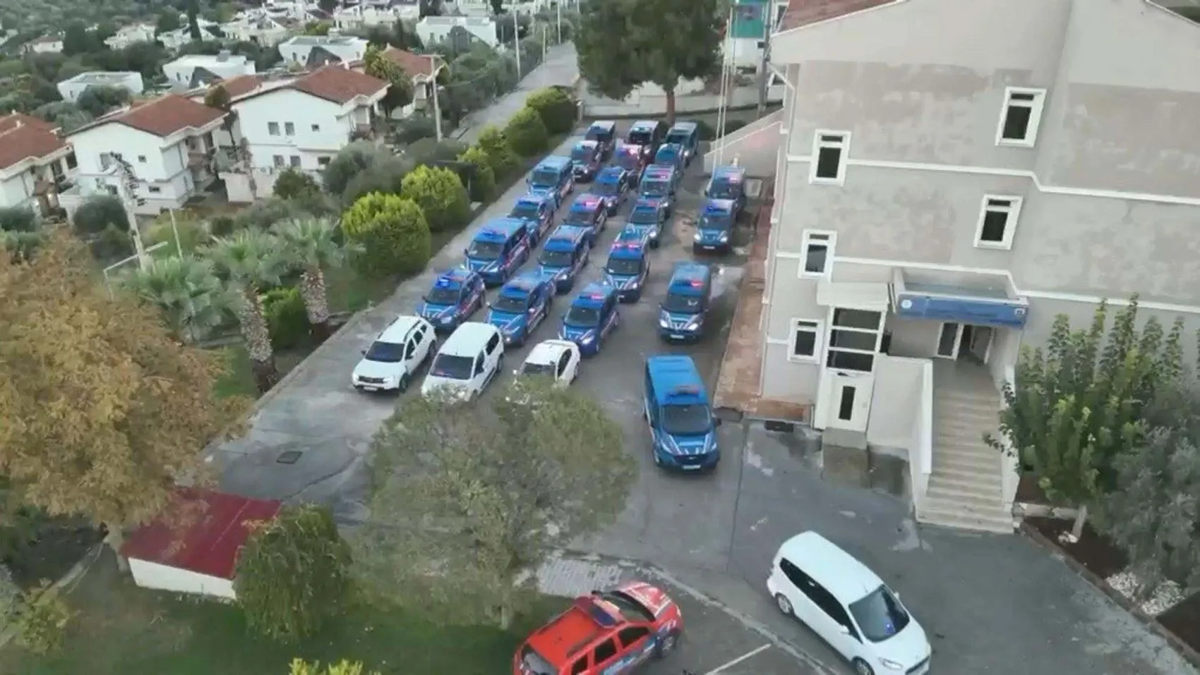 Kuşadası'nda şafak operasyonu: Zehir tacirlerine ağır darbe
