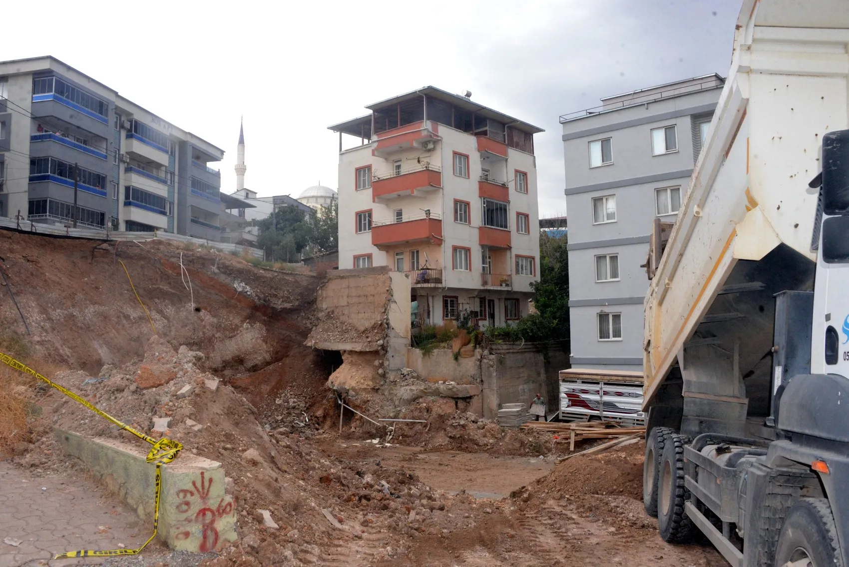 Kahramanmaraş'ta temel kazısı kabusu: Müteahhit kaçtı, mahalleli çaresiz kaldı