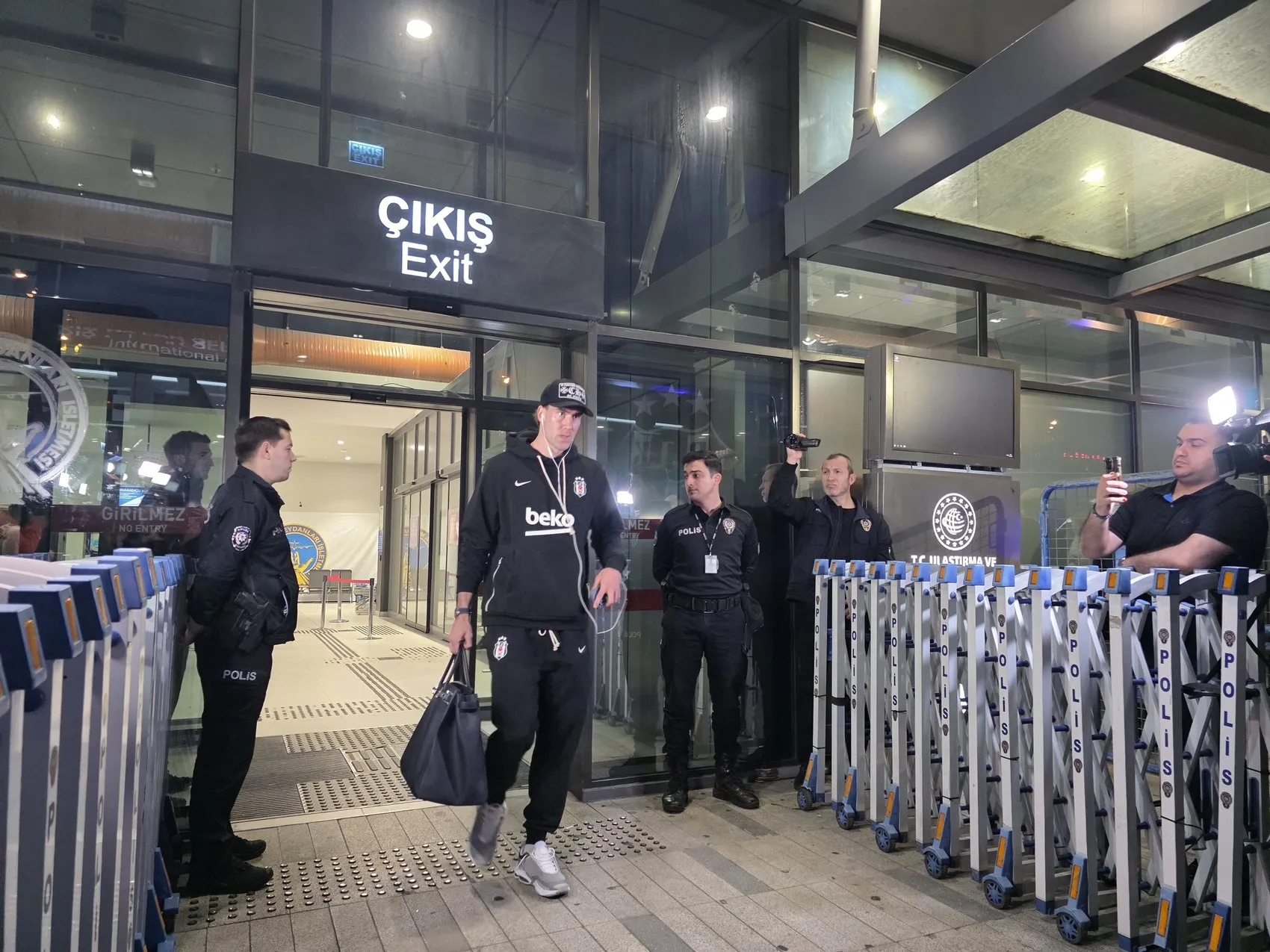 Beşiktaş Trabzon'a eksik kadroyla ayak bastı: Kritik randevu öncesi son hazırlıklar