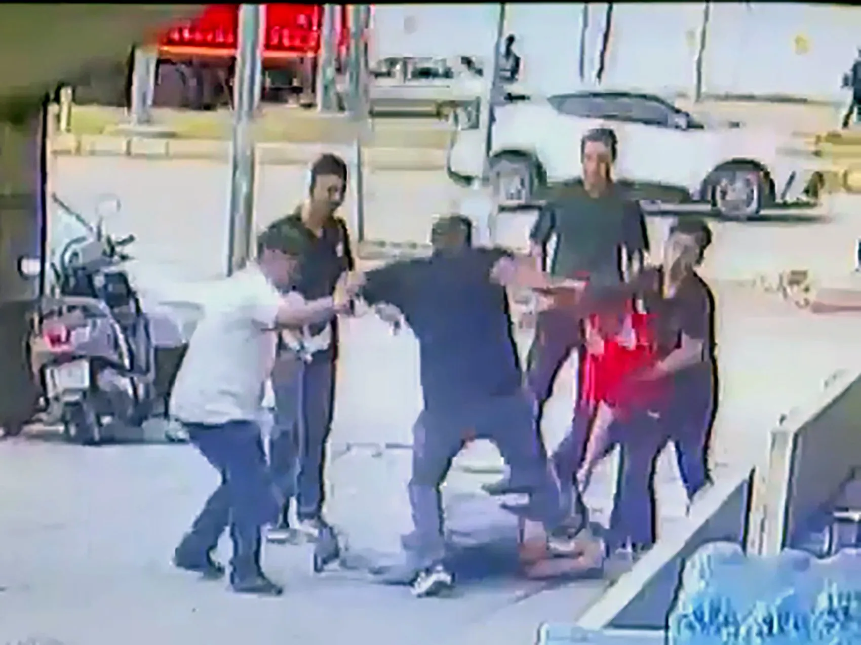Adana'da dehşet anları: Sokak ortasında akran şiddeti kamerada