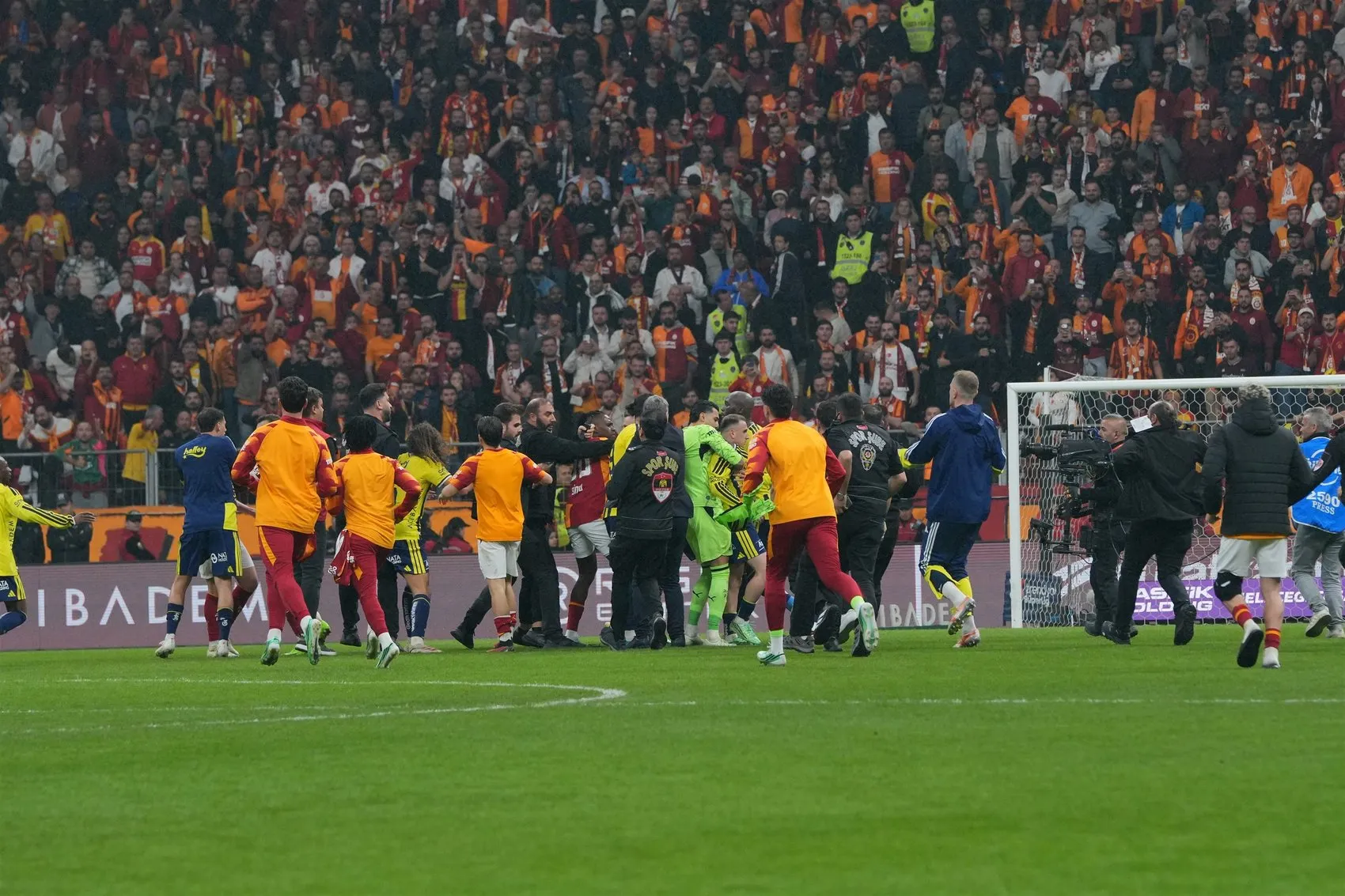 RAMS Park'ta derbi sonrası istenmeyen görüntüler: İki yıldız birbirine girdi