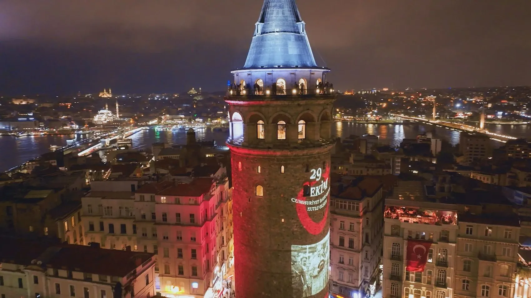 İstanbul'un silüetinde Cumhuriyet coşkusu: Galata Kulesi'nde görsel şölen