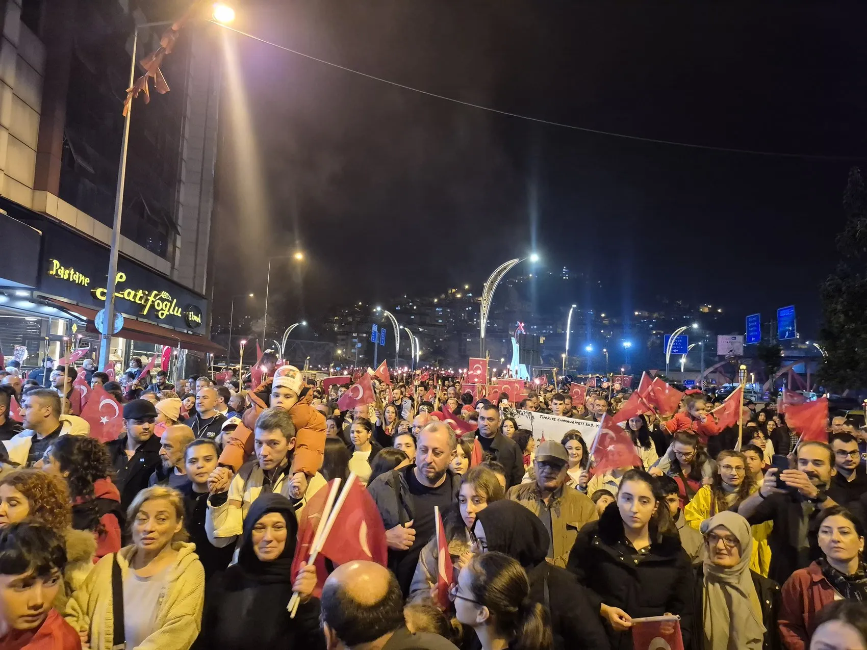 Zonguldak'ta sağanak yağışa rağmen Cumhuriyet coşkusu dinmedi