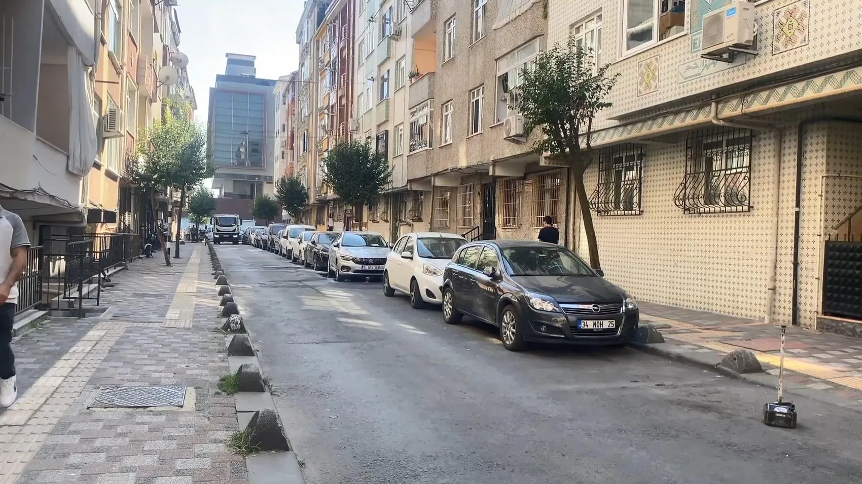 Esenler'de sokak ortasında şiddet: Arkadaşını saçlarından tutup metrelerce sürükledi