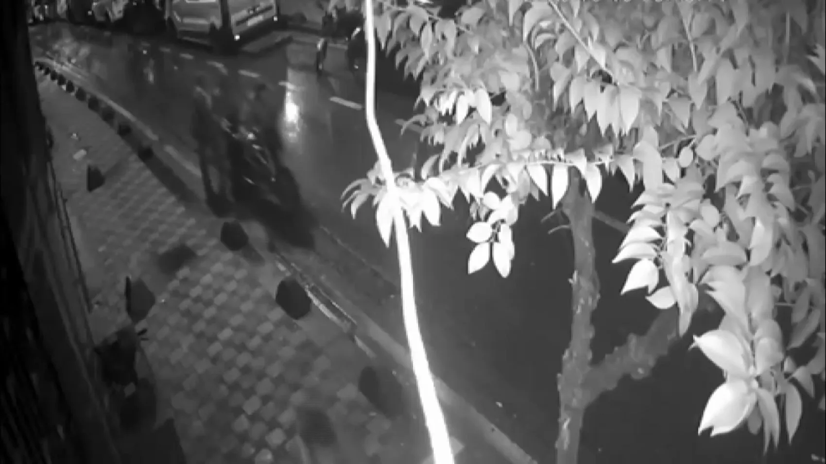 Esenler'de motosiklet hırsızlarına suçüstü: Güvenlik kameraları her şeyi kaydetti