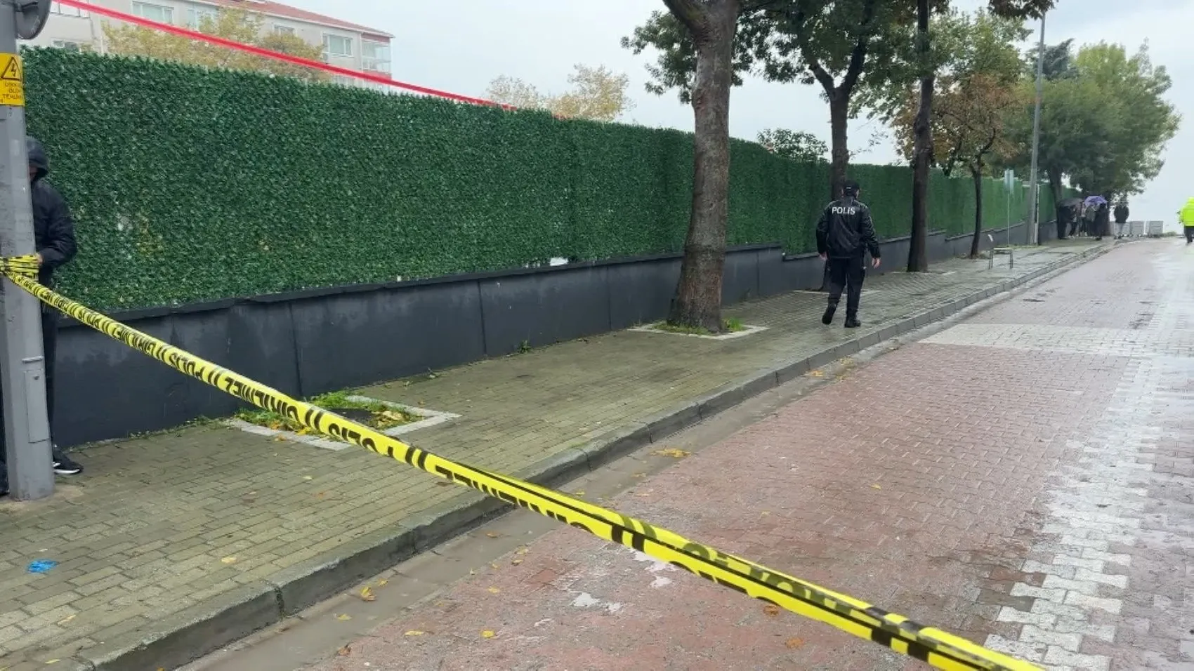 Okul önünde park kavgası kanlı bitti: Bekçiye saldıran veli ayağından vuruldu