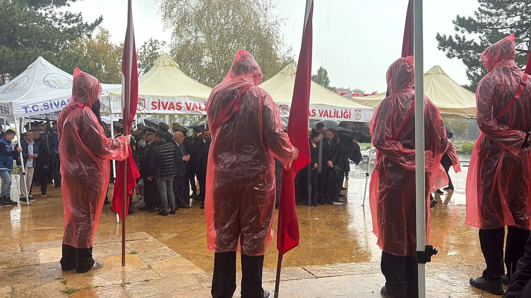 Sivas'ta Cumhuriyet coşkusuna yağmur molası: Protokol zor anlar yaşadı