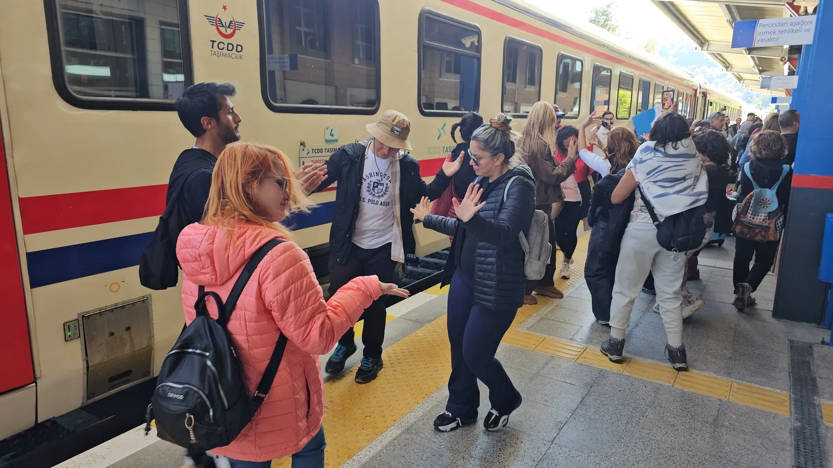 Zonguldak Garı'nda unutulmaz anlar: Madenci korosu turistleri böyle karşıladı