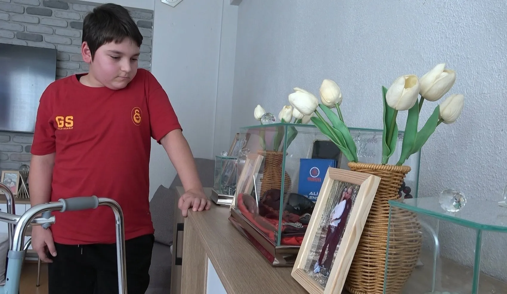 Babasının mezarına bile gidemeyen 12 yaşındaki Can'ın adalet arayışı: O serbestken ben sadece anneme sarılabiliyorum