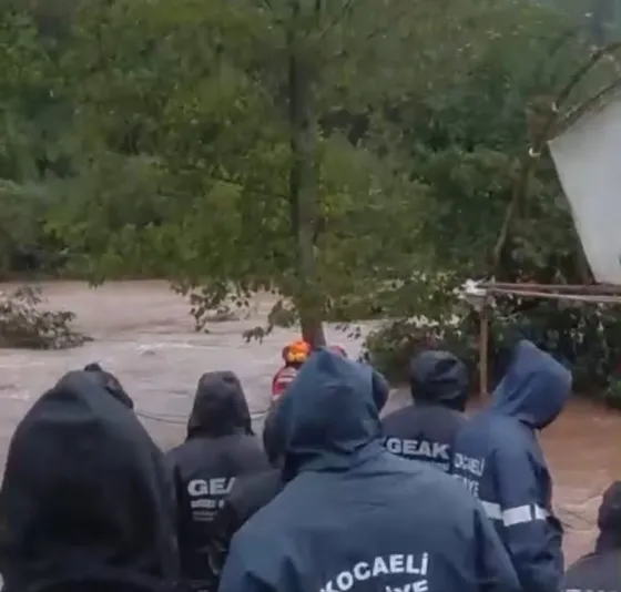 Dere taştı, araç sulara gömüldü: 50 metre sürüklenen sürücünün yaşam mücadelesi