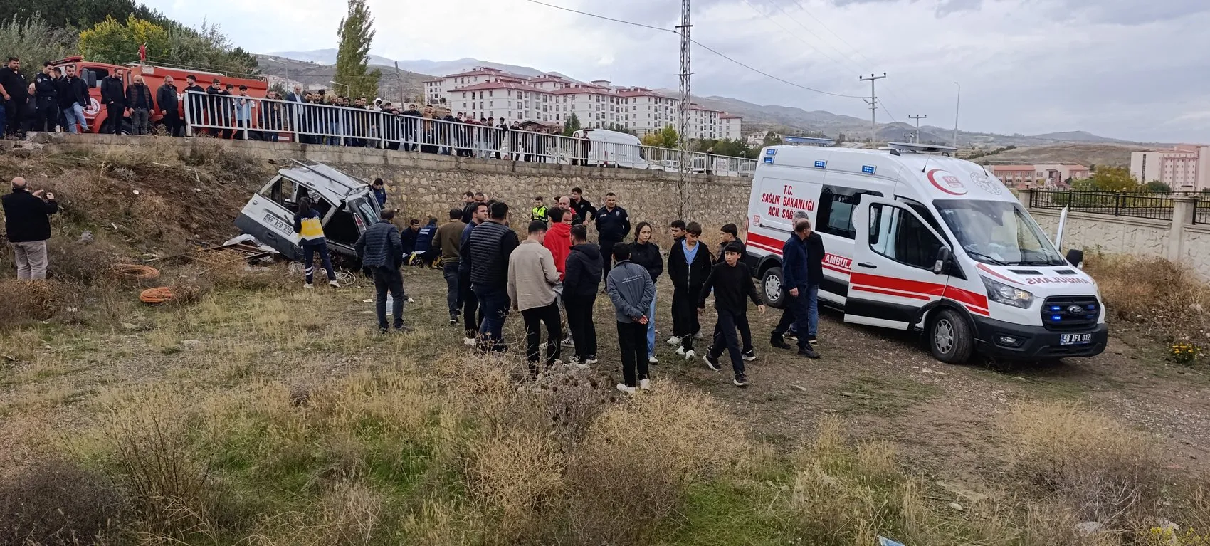 Sivas'ta korkunç kaza: Şarampole uçan araçtan 3'ü ağır 5 yaralı çıktı