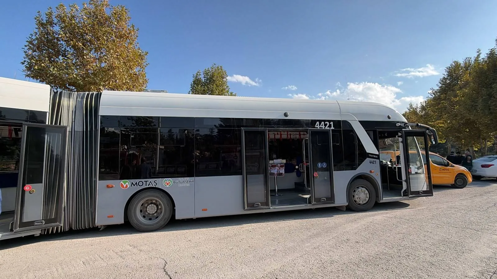 Malatya'da sıra dışı imza günü: Polisiye romanını trambüs yolculuklarında yazdı