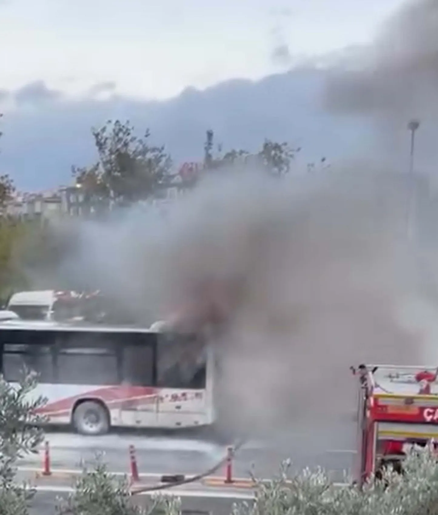 Çanakkale'de korkutan anlar: Seyir halindeki otobüs alevlere teslim oldu