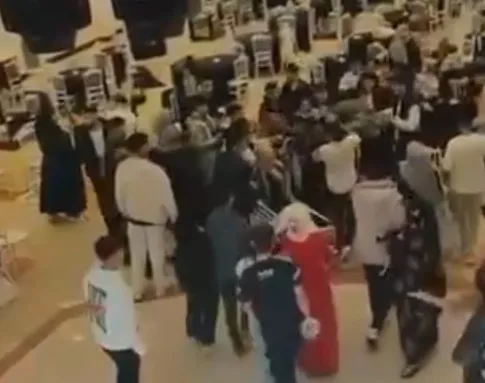 Düğün salonunda takı töreni kabusa döndü: Sandalyeler havada uçuştu