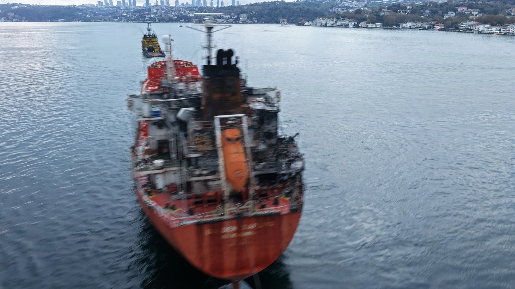 Dron saldırısının izlerini taşıyan dev tanker İstanbul Boğazı'nı kilitledi
