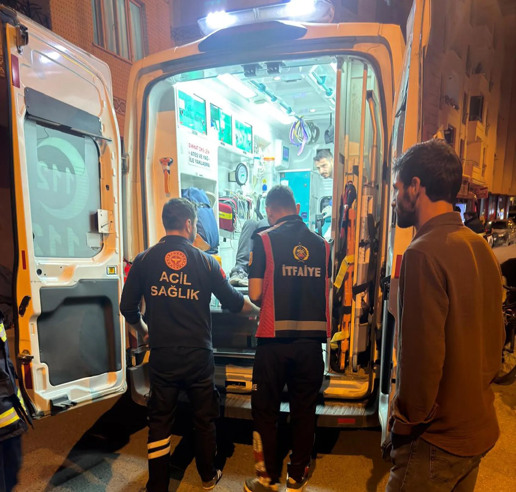 Iğdır'da korkuluklara sıkışan vatandaşın yardımına itfaiye yetişti