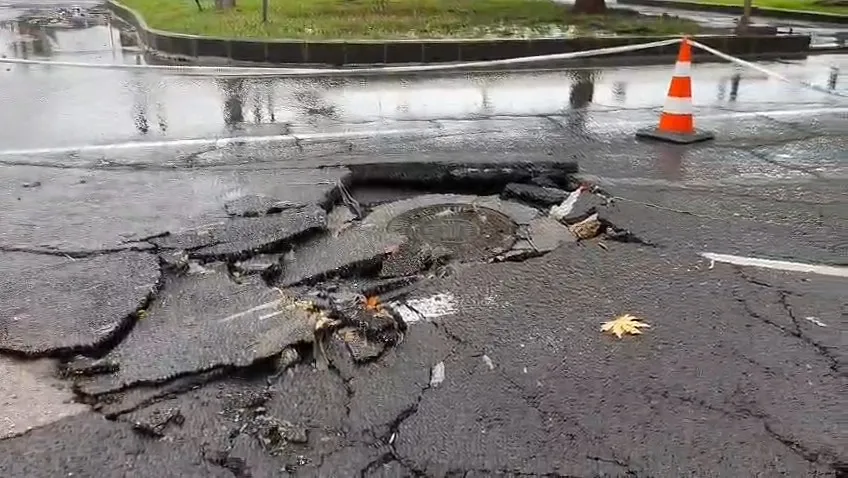 Diyarbakır'da sağanak kabusu: Köprüler yıkıldı, yollar çöktü