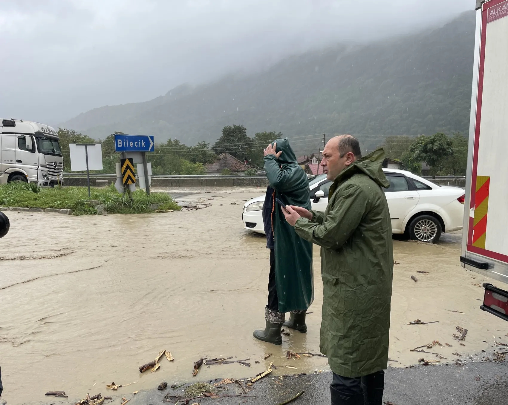 Sakarya'da sağanak kabusu: D-650 kara yolunda sürücüler zor anlar yaşadı