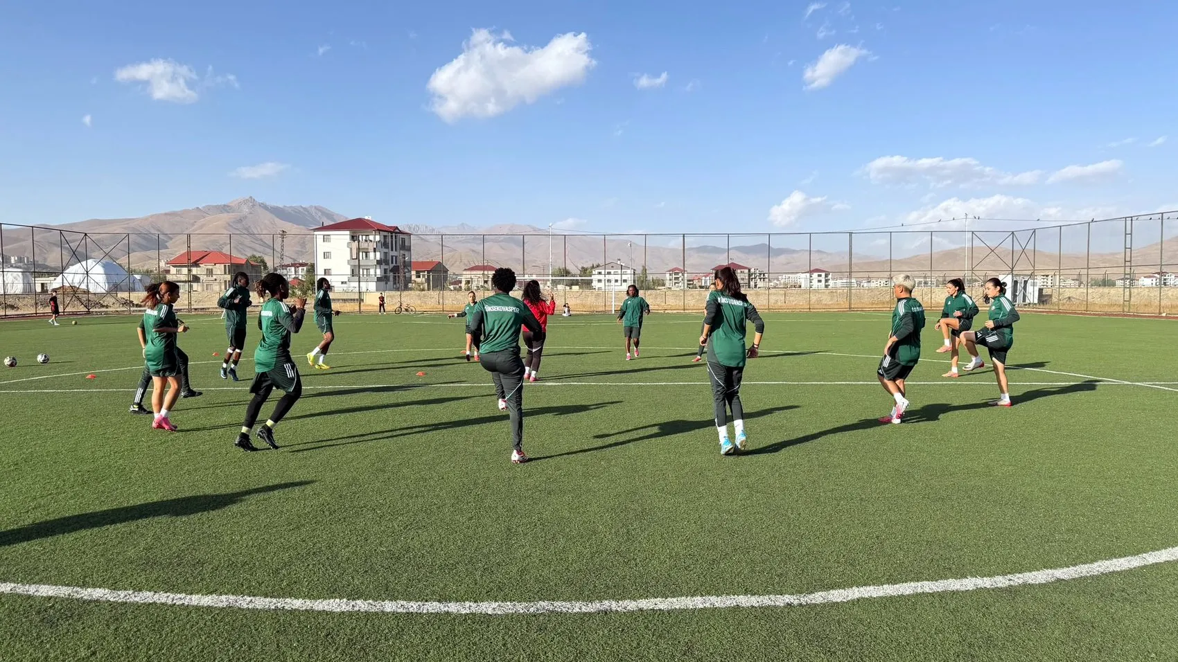 Yüksekova'nın futbol tutkunu kız kardeşleri: Aynı sahada buluşup ay-yıldızlı formayı hayal ediyorlar