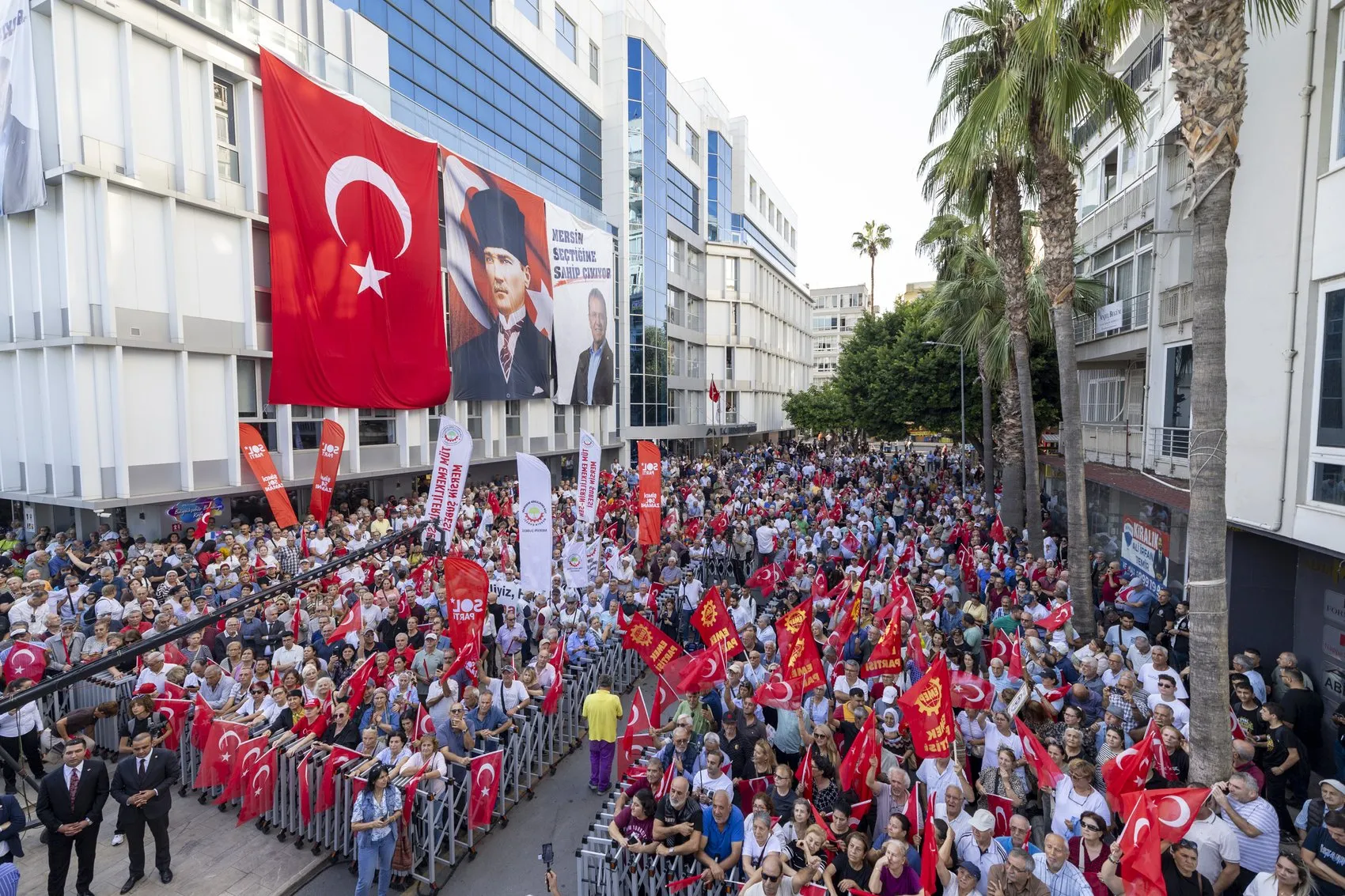 Özgür Özel'den Mersin'de sert çıkış: Erdoğan'ın yargılandığı hukuk nerede?