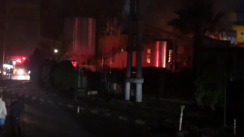 Bandırma'da gece yarısı dehşeti: Dev yağ fabrikası alevlere teslim oldu