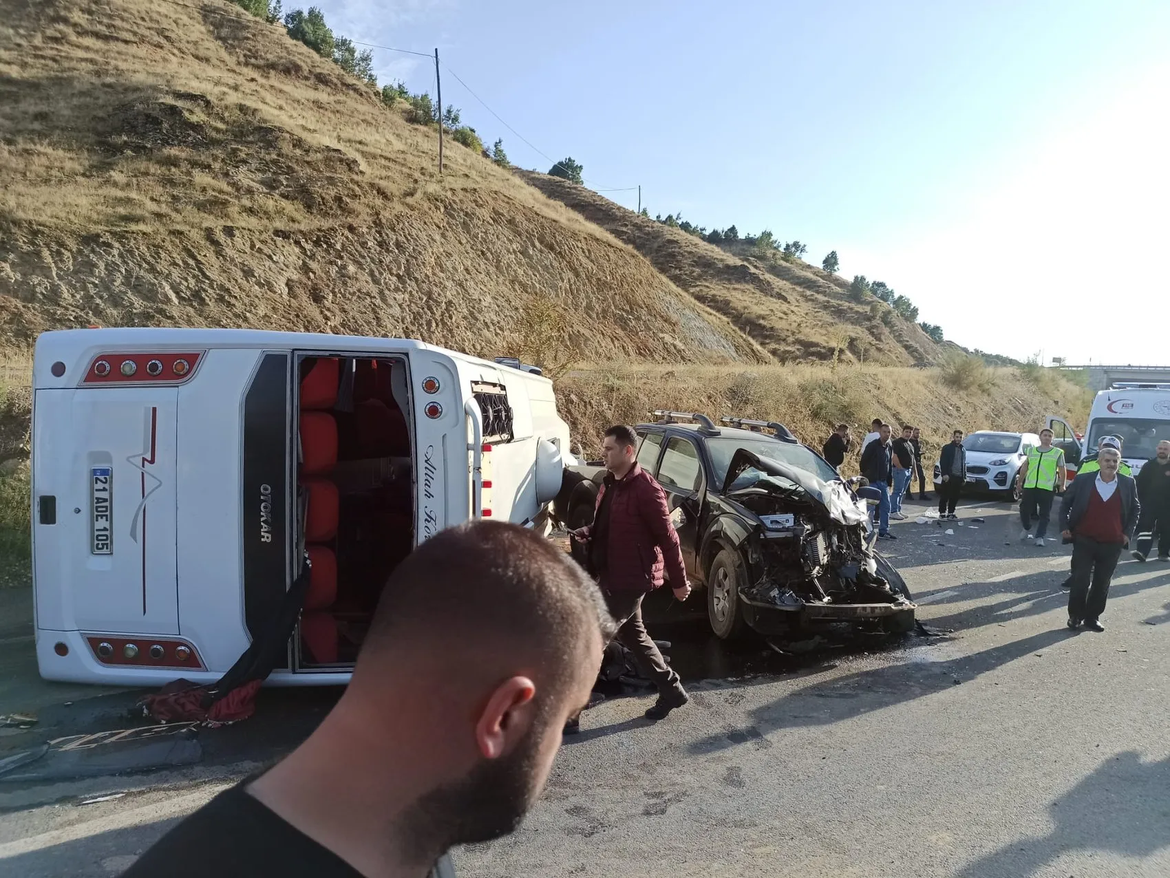 Bingöl kara yolunda dehşet anları: Yolcu midibüsü yan yattı