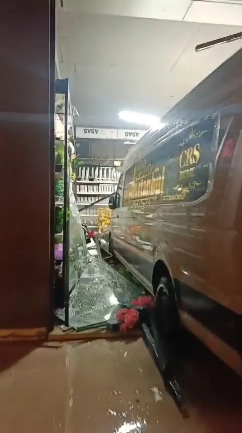 Bursa'da saniyelerle gelen mucize: Mağaza vitrininden giren minibüs dehşet saçtı