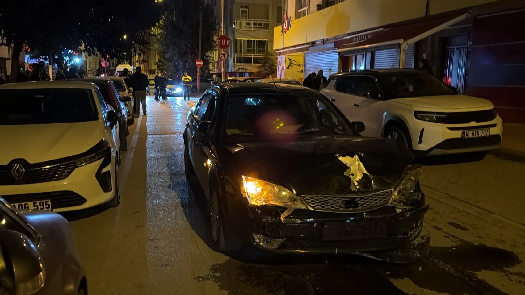Eskişehir'de dehşet anları: Kavşakta çarpışan araçlar kaldırıma daldı
