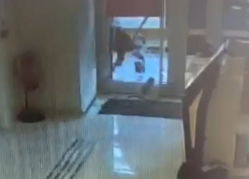 Kaldırım taşıyla çıktığı hırsızlık turunda eli boş dönünce yakayı ele verdi